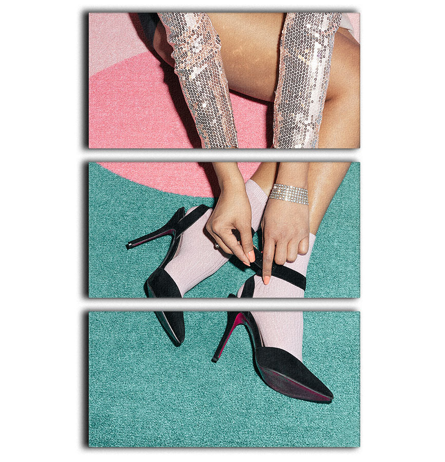 A stunning 3-panel canvas print featuring a captivating green design, perfect for enhancing home decor.