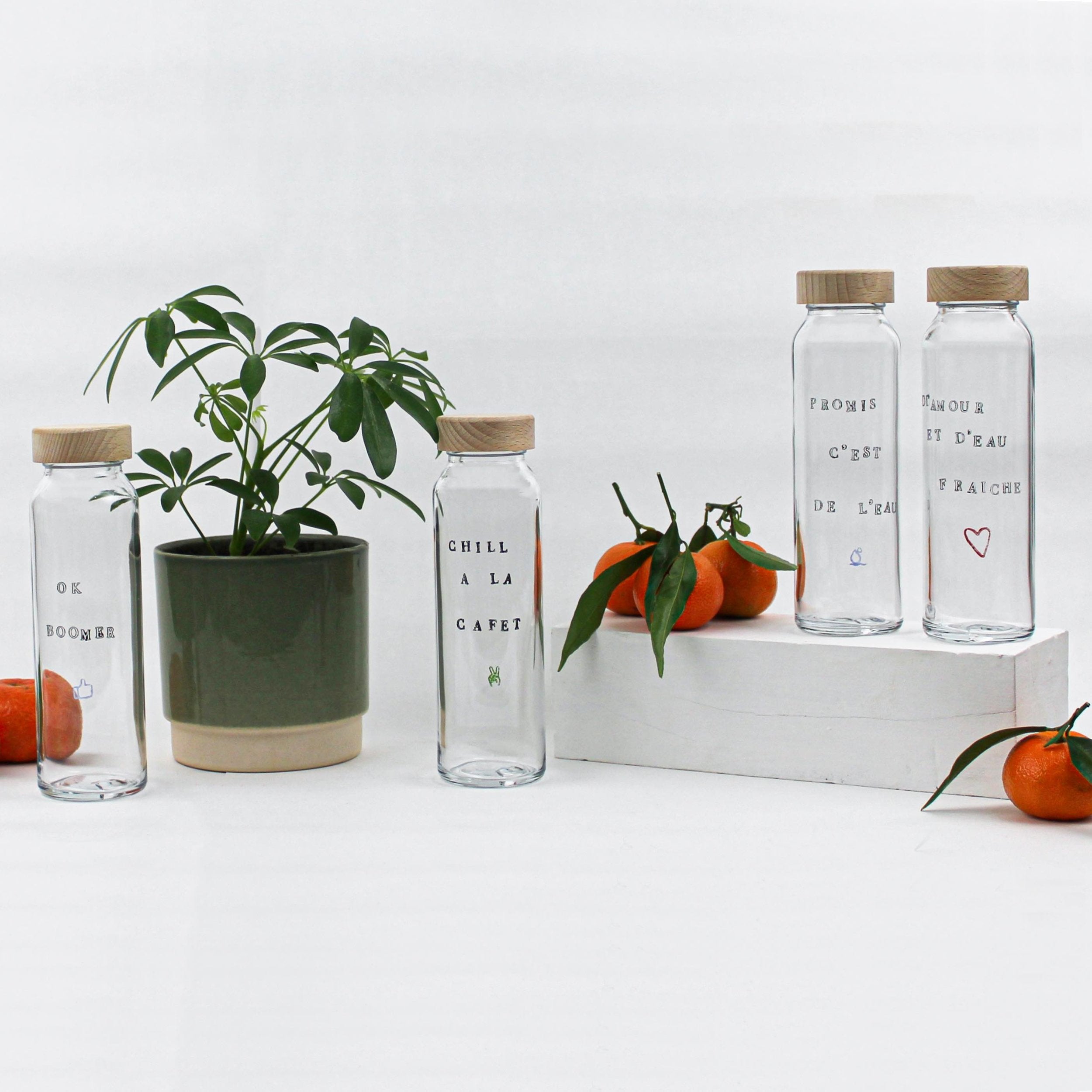 Gourde en verre de 25 cL peinte à la main, pratique et écologique, idéale pour un usage quotidien.