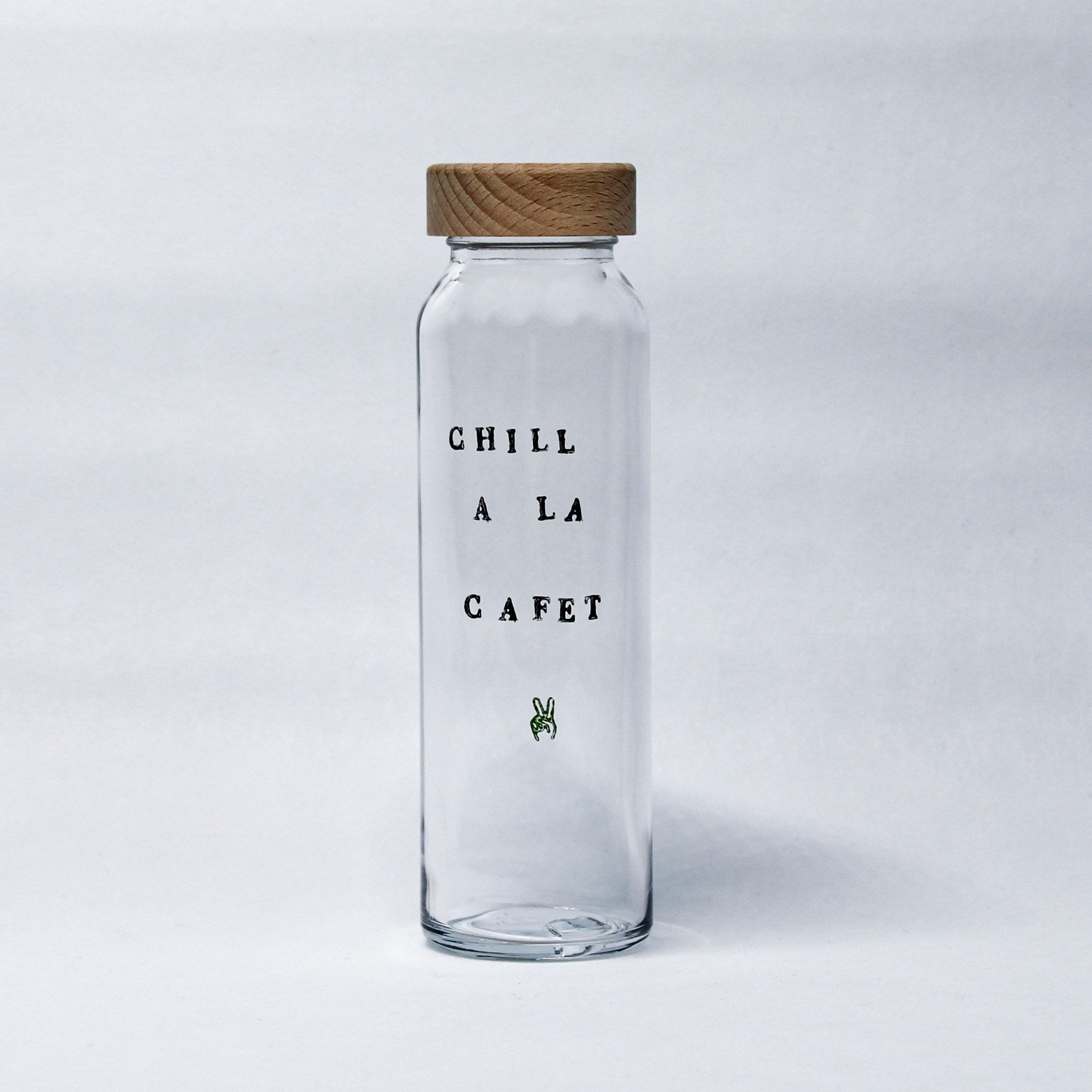 Gourde en verre de 25 cL peinte à la main, écologique et pratique, idéale pour un usage quotidien.