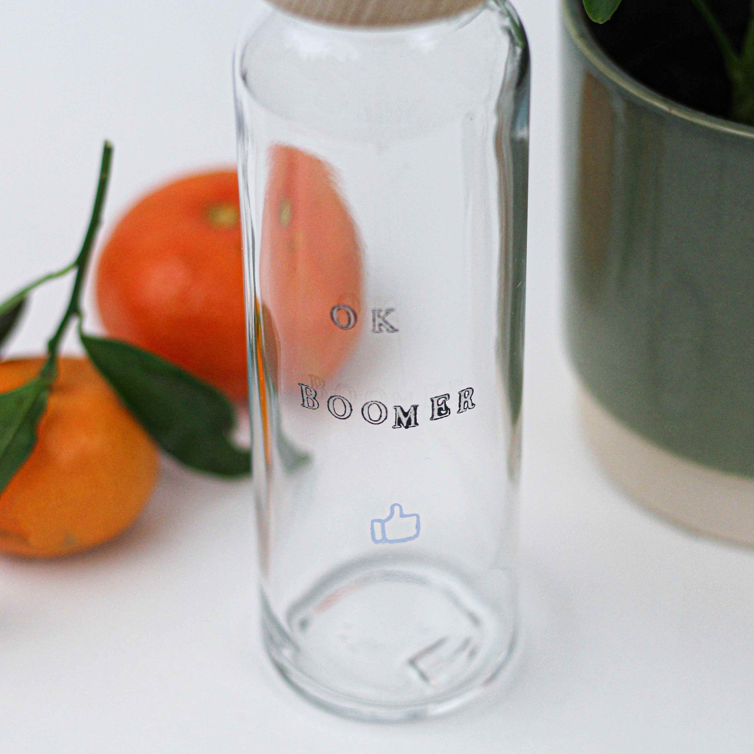 Gourde en verre de 25 cL peinte à la main, écologique et pratique, idéale pour un usage quotidien.