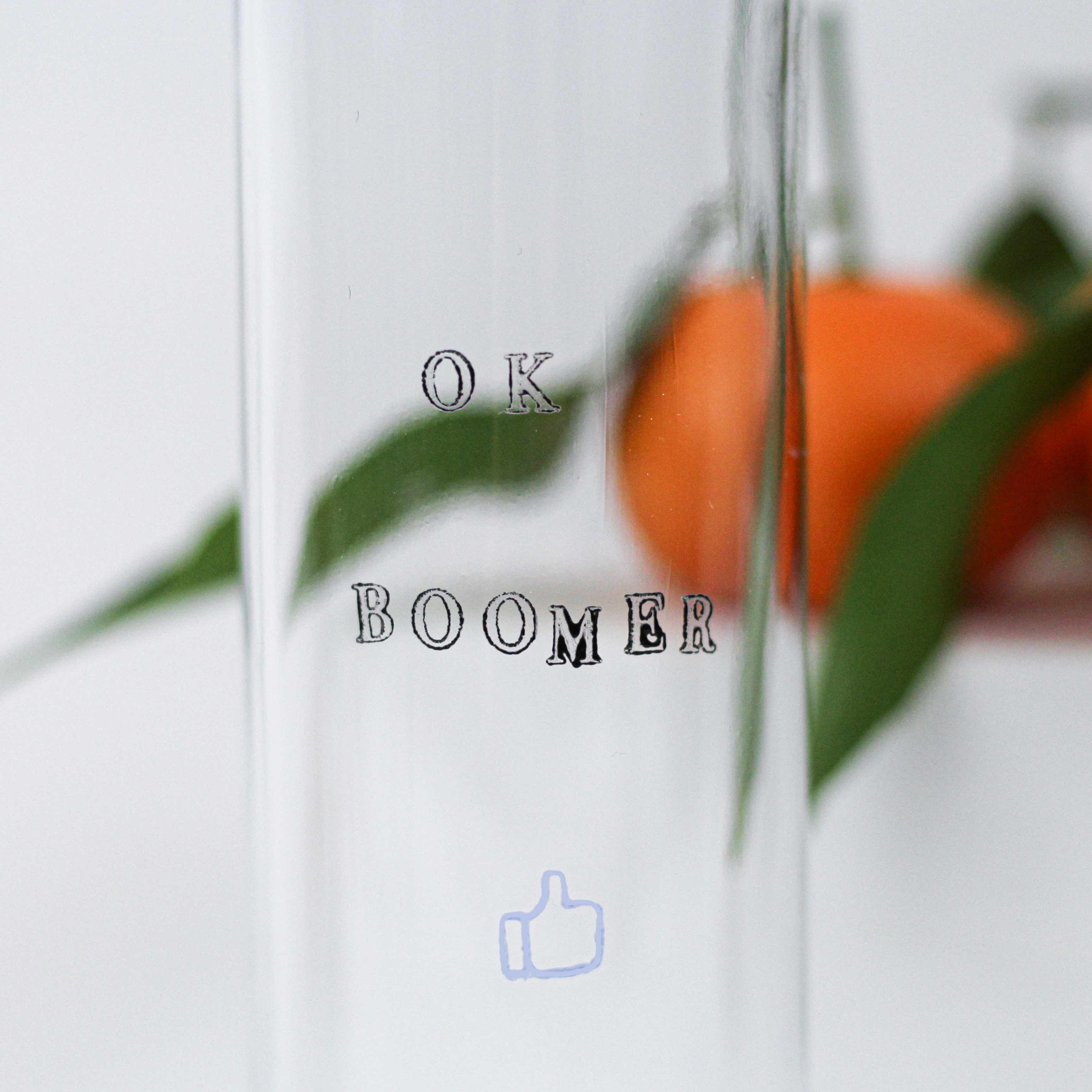 Gourde en verre de 25 cL peinte à la main, écologique et pratique, idéale pour un usage quotidien.