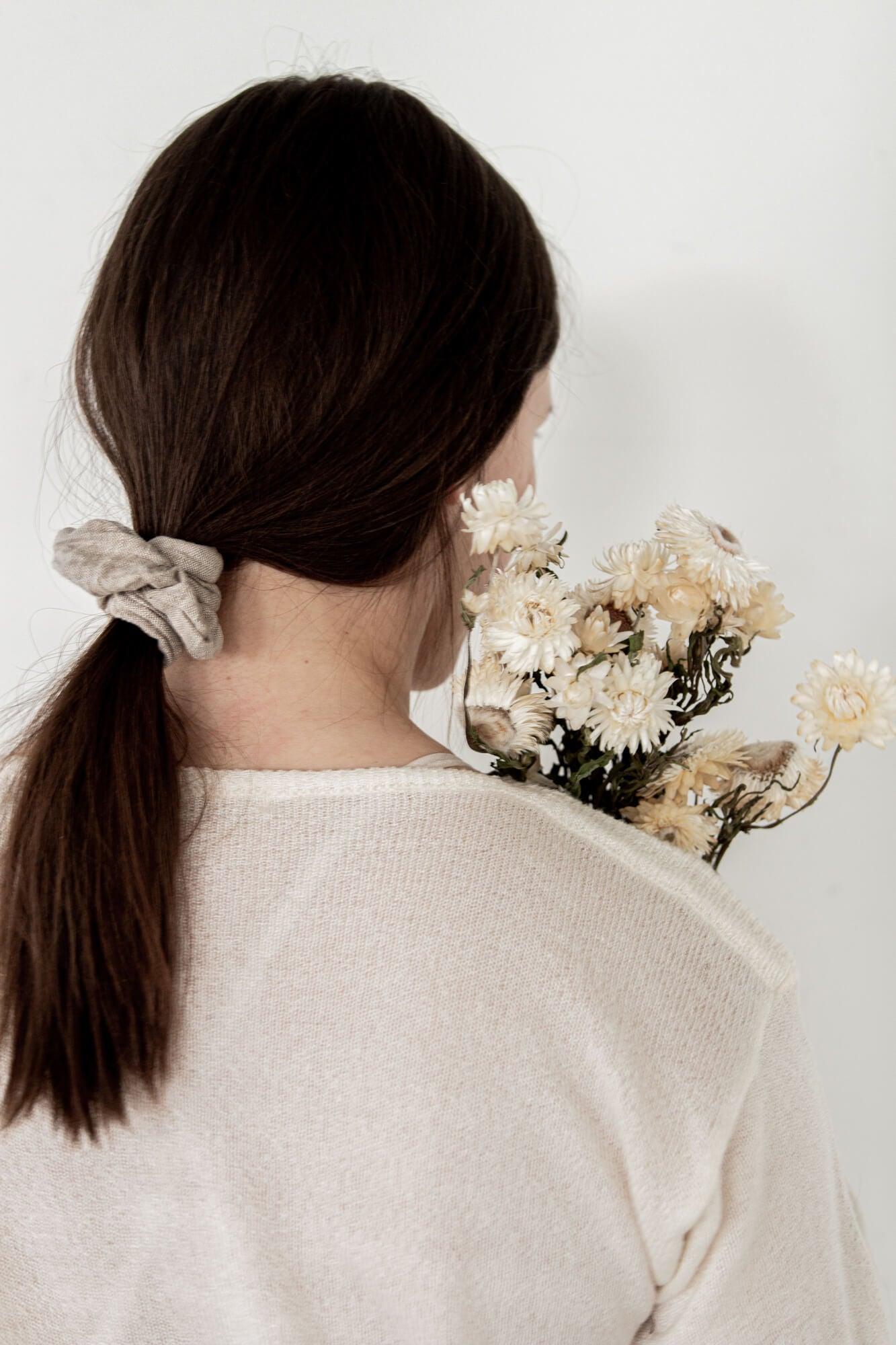 HELGA pellavadonitsi scrunchie in elegant linen fabric, perfect for hair styling and wrist accessory.