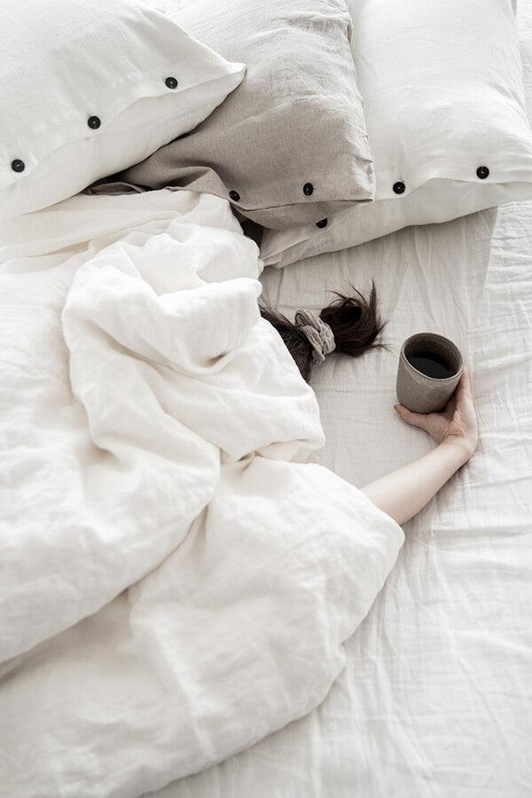 HELGA pellavadonitsi scrunchie in elegant linen fabric, perfect for hair styling and wrist accessory.