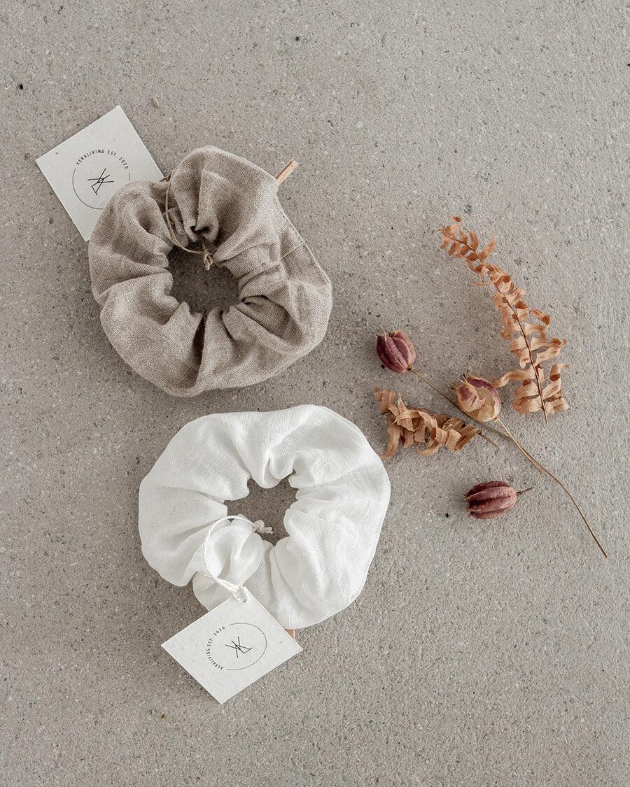 HELGA pellavadonitsi scrunchie in elegant linen fabric, perfect for hair styling and wrist accessory.