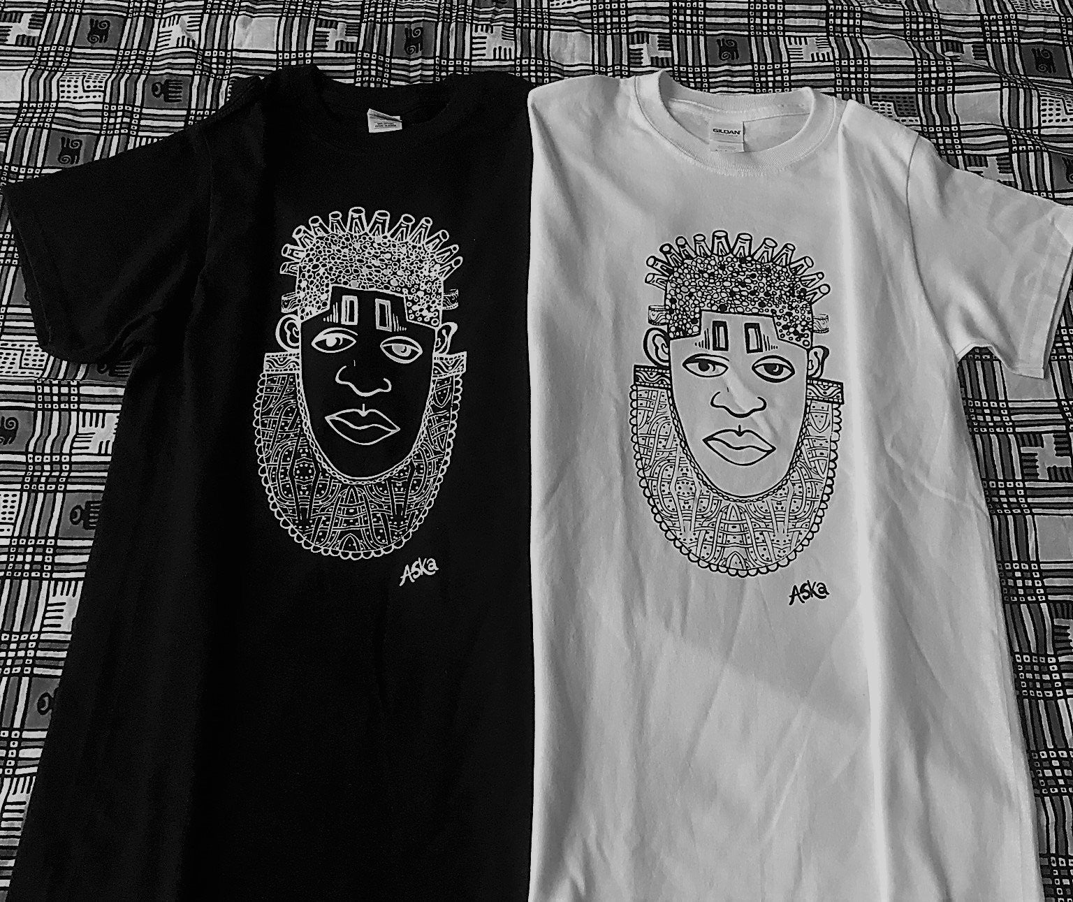 IDIA Art Earth Positive Tee featuring Queen IDIA design in black on white, made from 100% organic cotton.