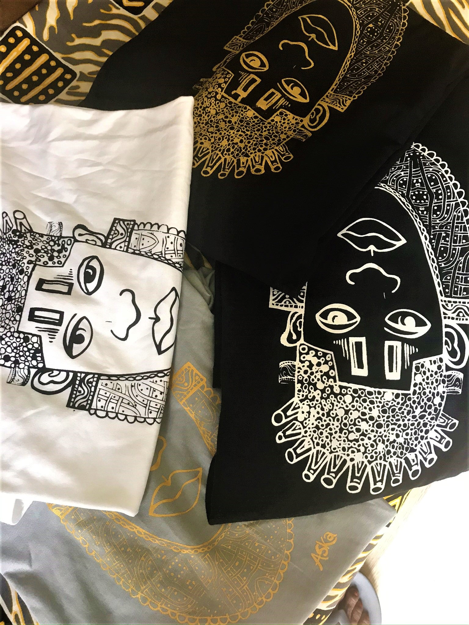 IDIA Art Earth Positive Tee featuring Queen IDIA design in black on white, made from 100% organic cotton.