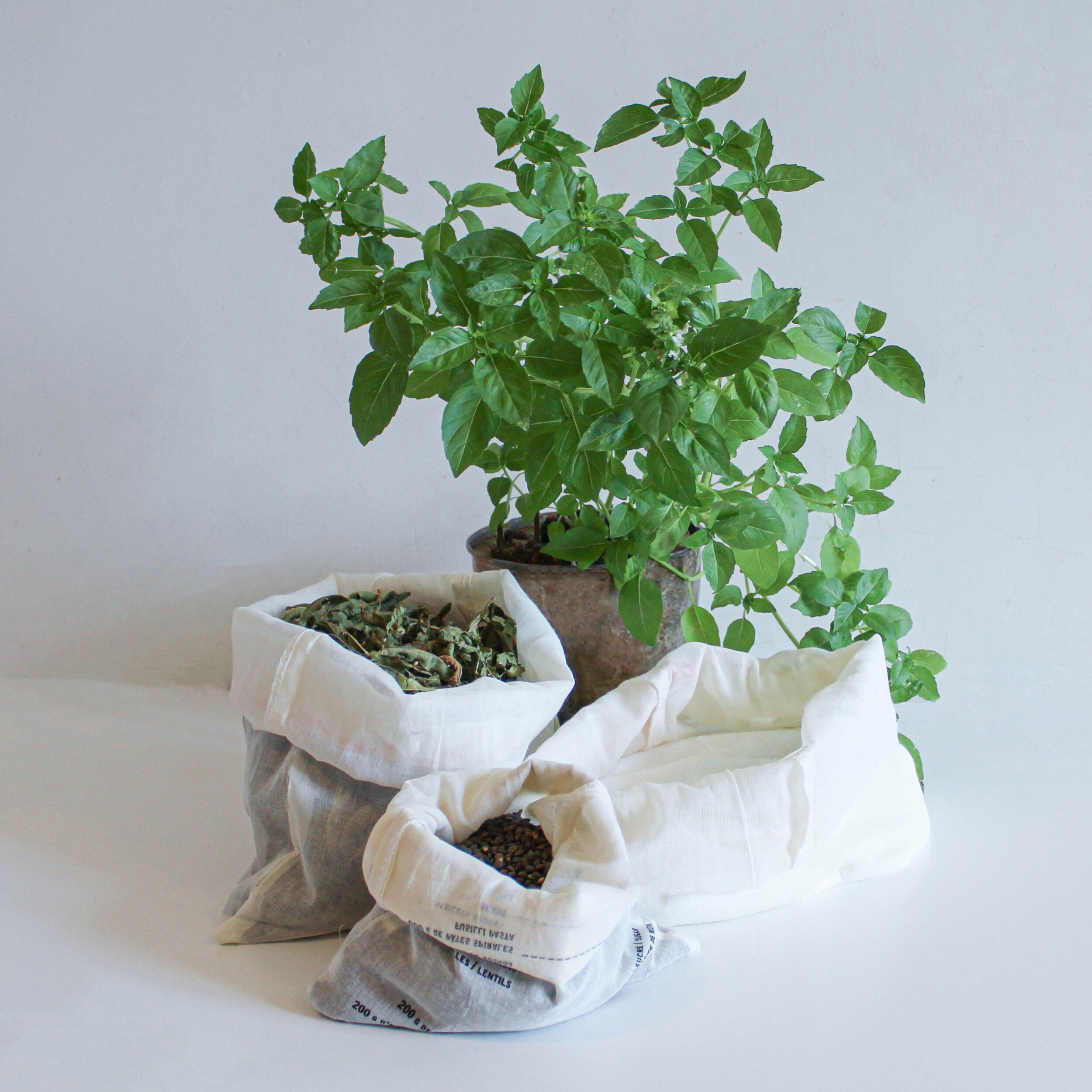 Lot de 2 sacs à vrac en coton bio, un sac gradué et un non gradué, légers et pratiques pour des courses écologiques.