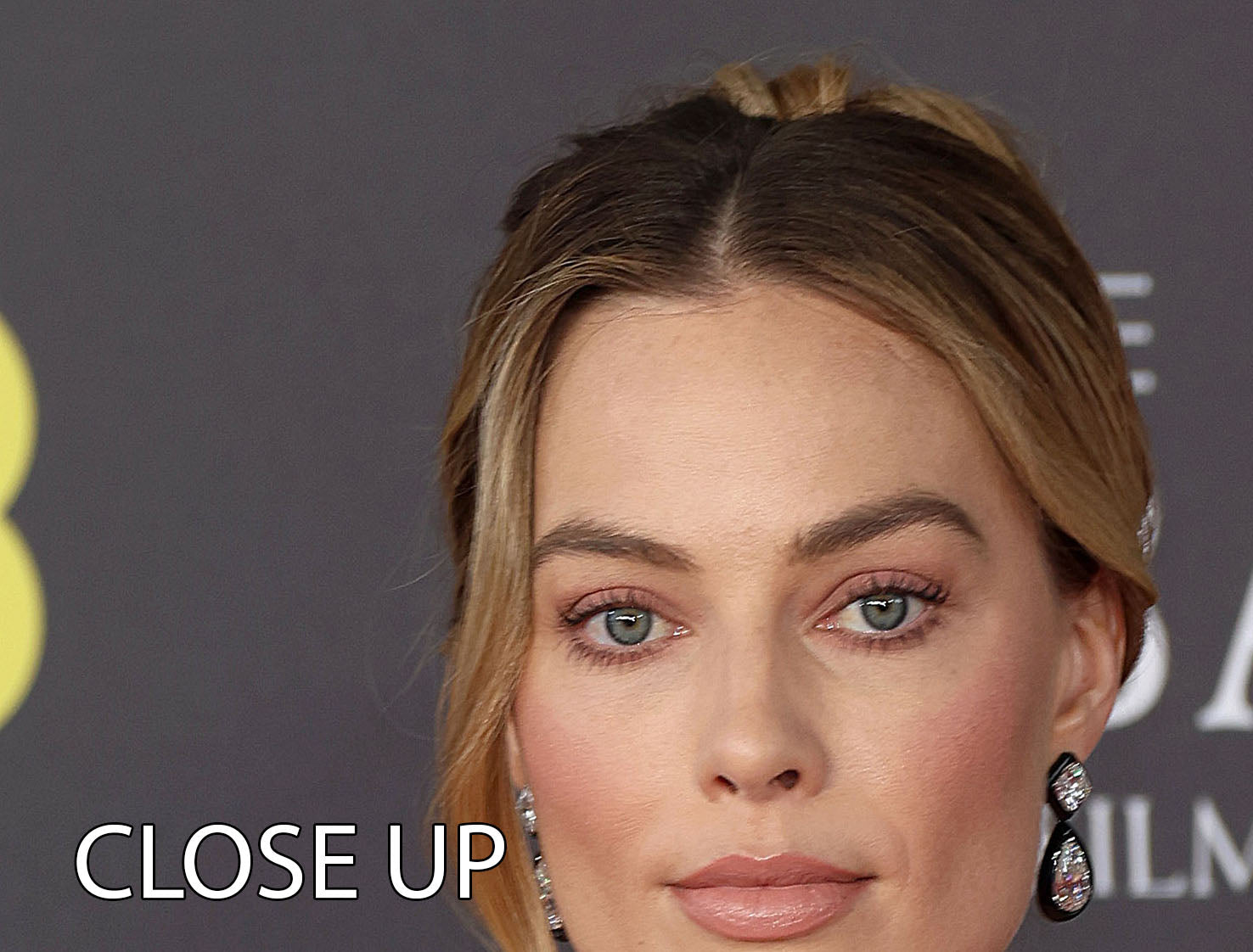 A stunning 3-panel canvas print featuring Margot Robbie at the BAFTAs, showcasing elegance and sophistication in wall art.