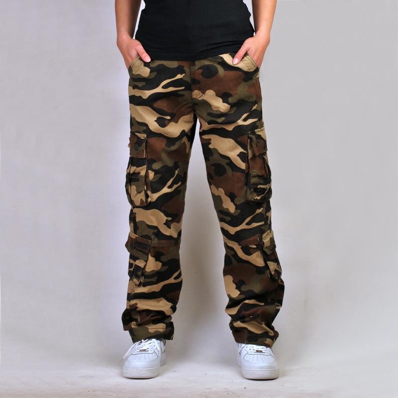 Men's camouflage sweatpants featuring a loose fit and multiple pockets, perfect for outdoor activities.