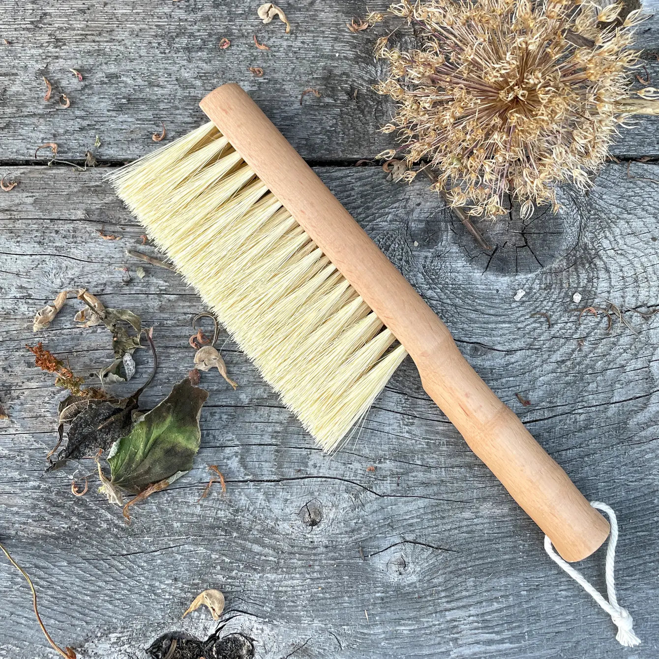 Multi-Purpose Gardener's Brush made of beechwood with natural sisal bristles, ideal for cleaning tools and surfaces.