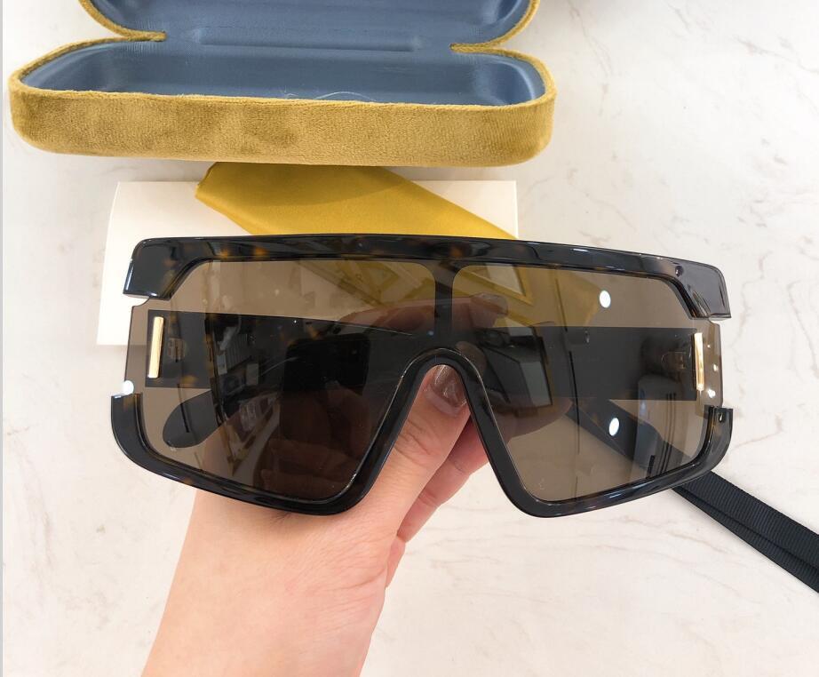 Stylish New 0647 men's sunglasses with UV400 protection, featuring a full-frame design and multicolor lenses.