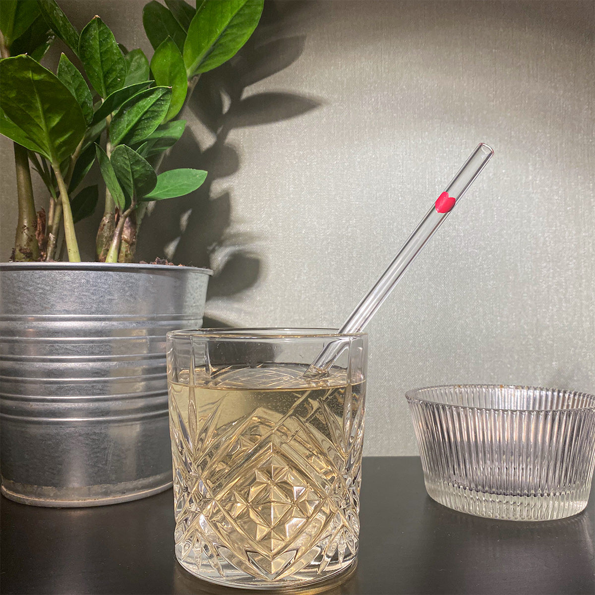 Paille en verre peinte à la main avec motif de coeur, colorée et élégante, parfaite pour toutes les boissons.