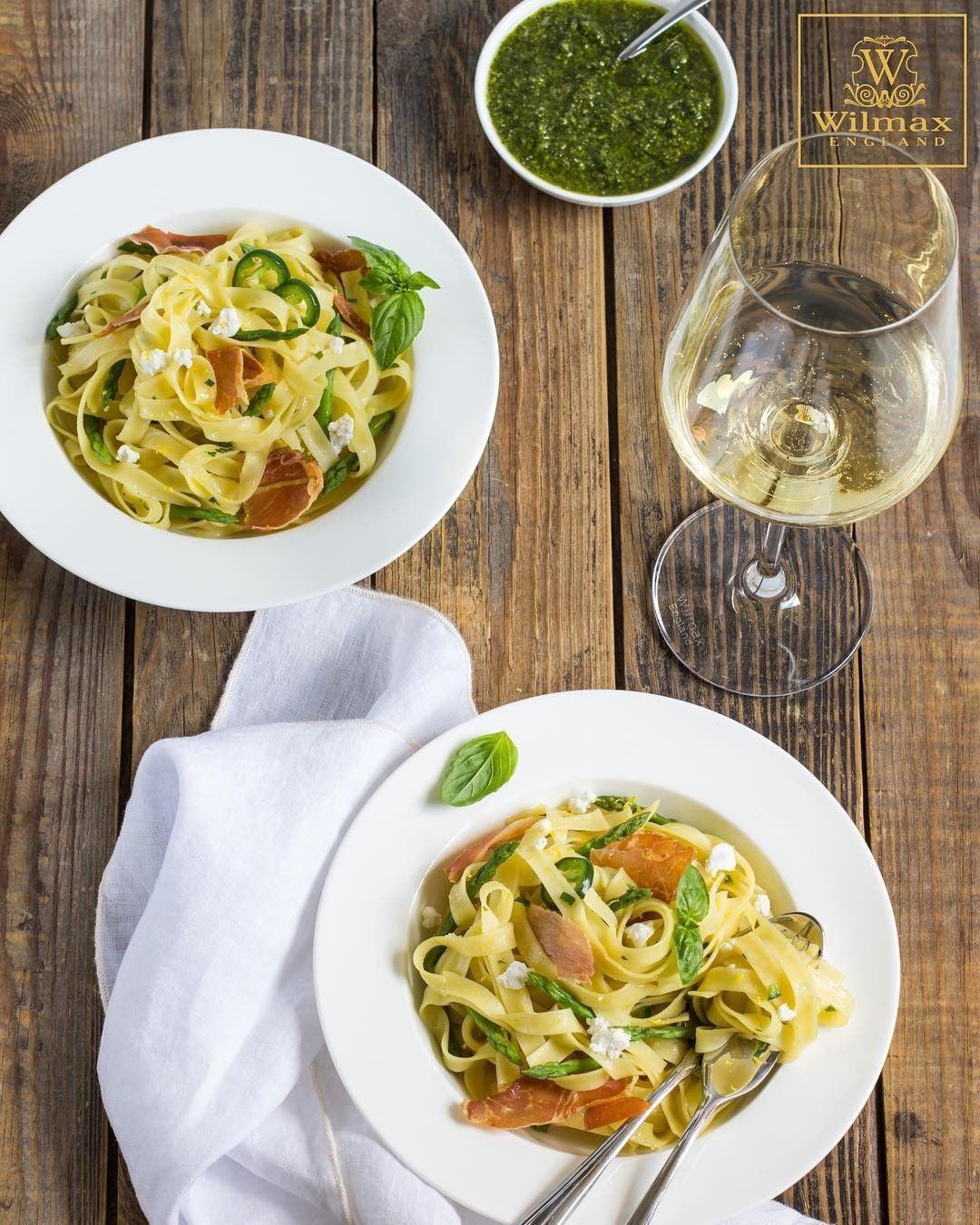 Professional Rolled Rim White Deep Plate, 11 inches, 25 oz, elegant porcelain design for serving soups and meals.