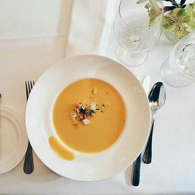 Professional Rolled Rim White Deep Plate, 11 inches, 25 oz, elegant porcelain design for serving soups and meals.