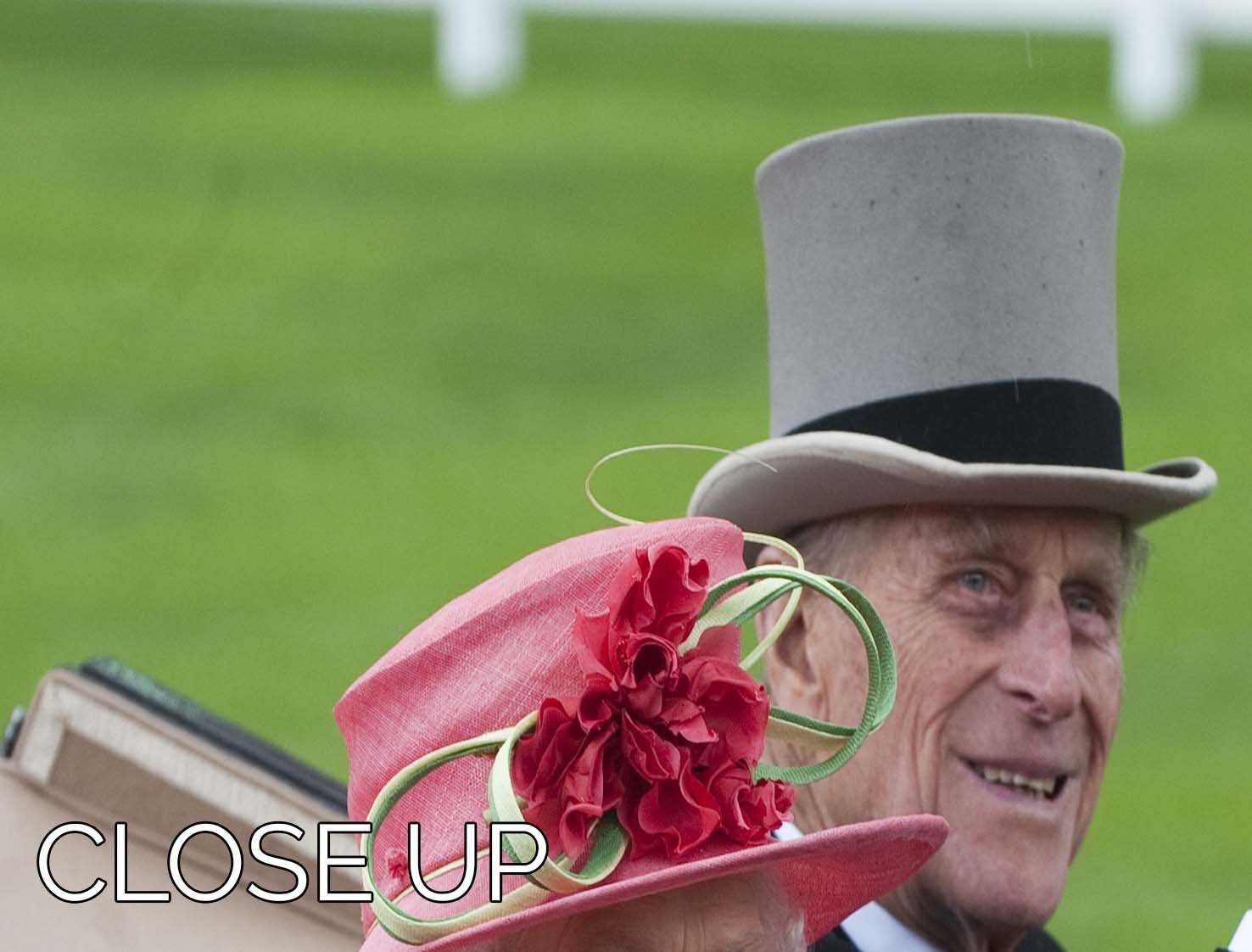 A beautiful 3-panel canvas art featuring Queen Elizabeth II and Prince Philip in their carriage at Ascot, showcasing royal elegance.
