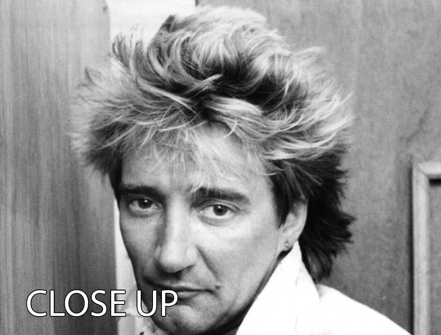 Rod Stewart in 1986 depicted in a stunning 3-panel canvas print, showcasing vibrant colors and iconic imagery.