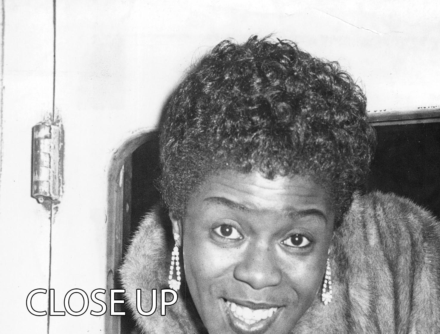 Sara Vaughan 1962 3-panel canvas print showcasing vibrant colors and elegant design.