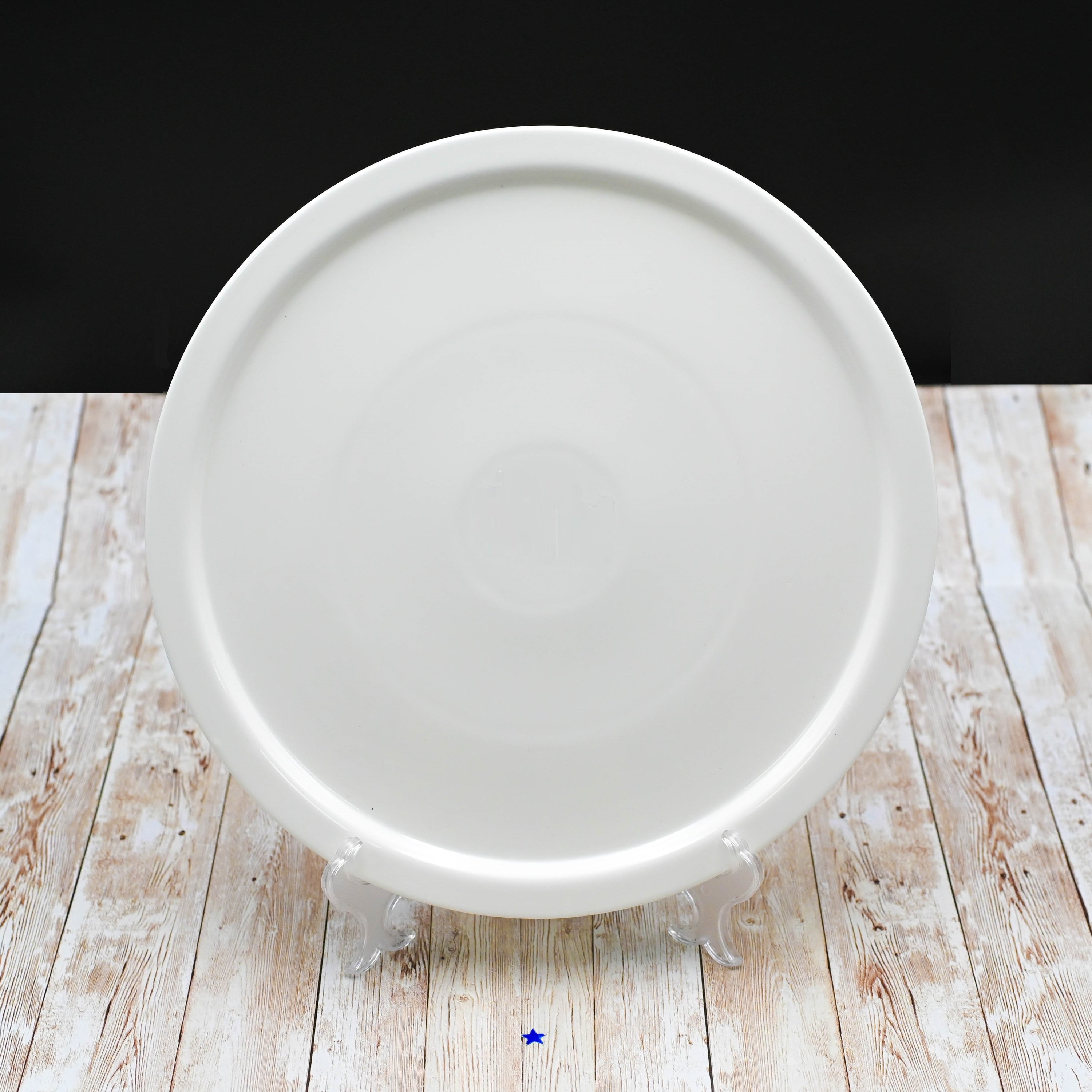 A stylish 14-inch white porcelain pizza plate with a rolled chip-resistant rim, perfect for serving pizzas elegantly.
