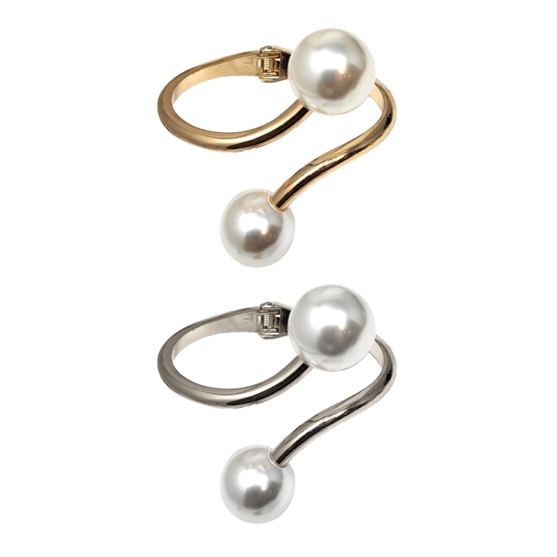 Adjustable bracelet featuring a beautiful pearl centerpiece, designed for comfort and elegance.