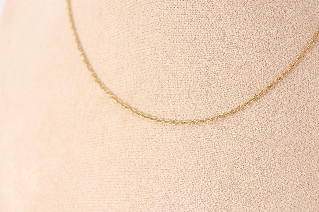 Chaîne forçat en acier inoxydable doré avec fermoir en plaqué Or 18k, élégante et durable.