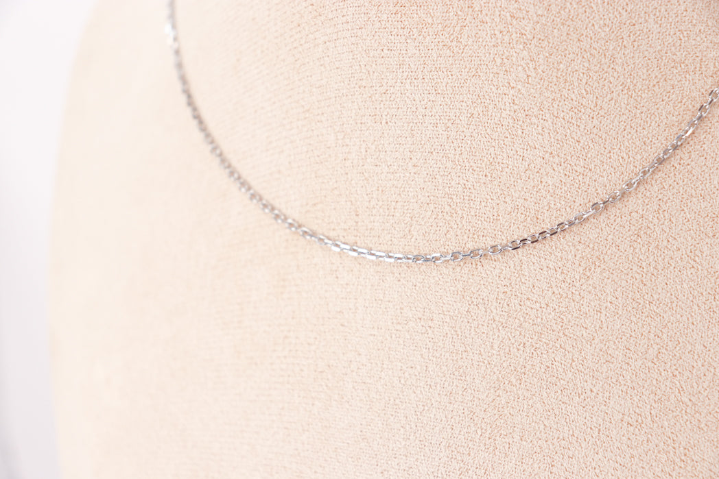 Chaîne forçat en acier inoxydable argenté, élégante et hypoallergénique, parfaite pour tous les styles.