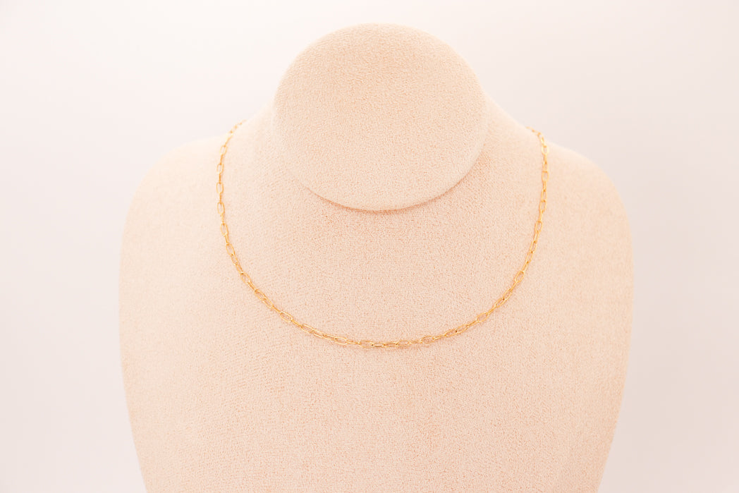 Chaîne maillons en acier inoxydable argentée, élégante et hypoallergénique, parfaite pour tous les styles.