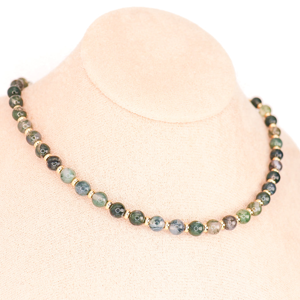 Collier en Agate mousse naturelle, plaqué Or 18 et 24 carats, avec des perles uniques et motifs de mousse.