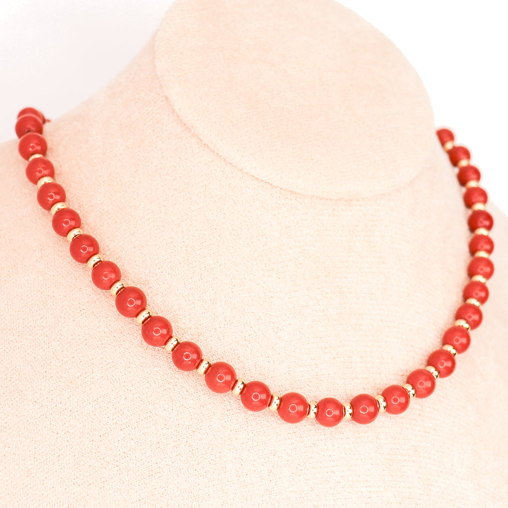 Collier en Jaspe rouge naturel avec perles de 6mm, plaqué Or 18 et 24 carats, présenté sur un fond neutre.