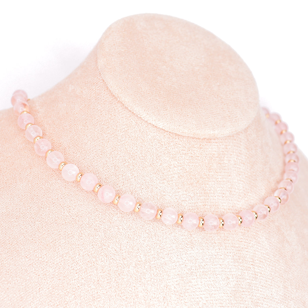 Collier en Quartz rose naturel avec plaquage Or 18 et 24 carats, élégant et artisanal, sur fond neutre.
