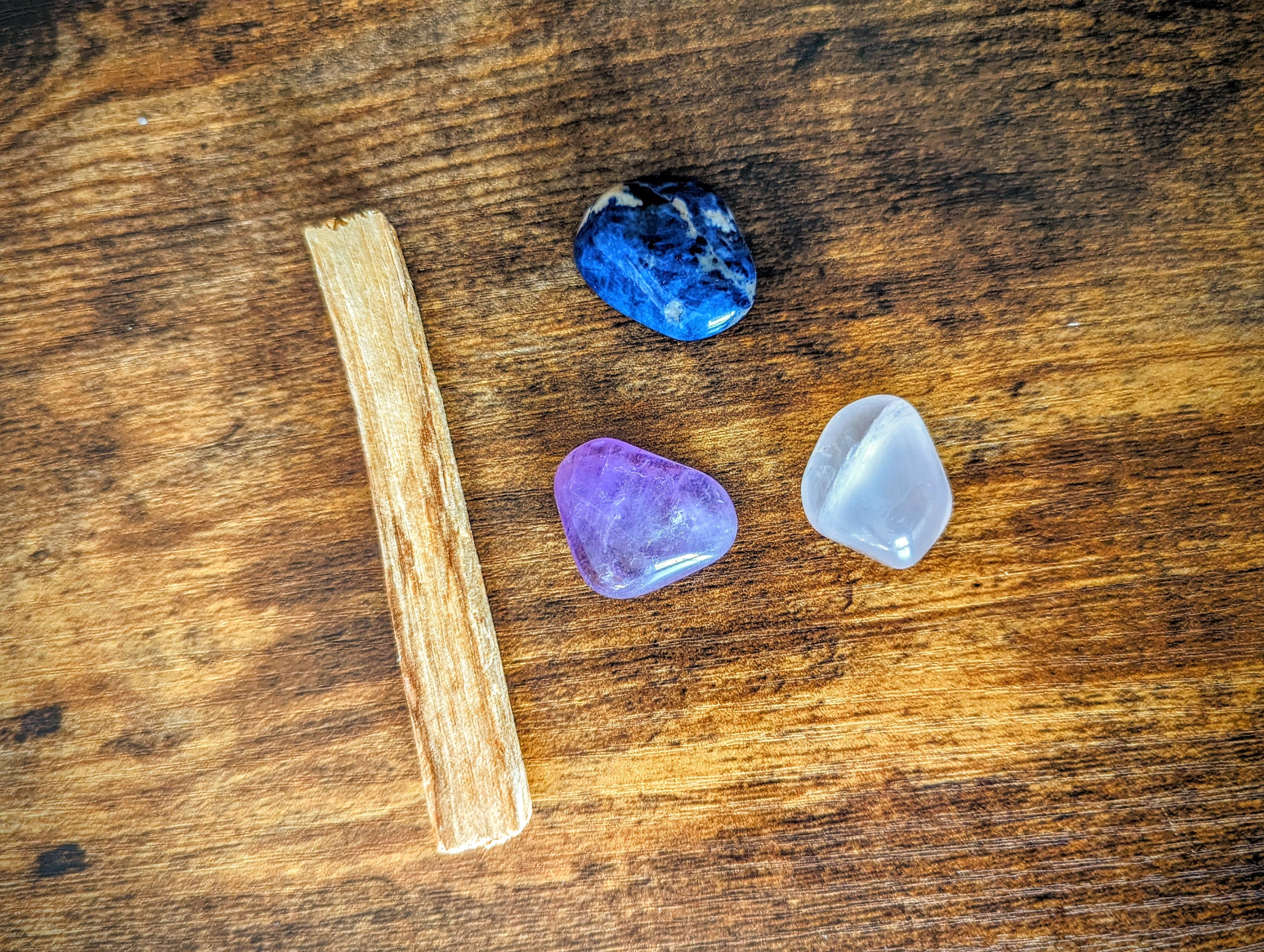 Kit litho Anti-stress comprenant Améthyste, Quartz rose, Sodalite, Rhodonite et Palo Santo, pour apaiser le stress et l'anxiété.