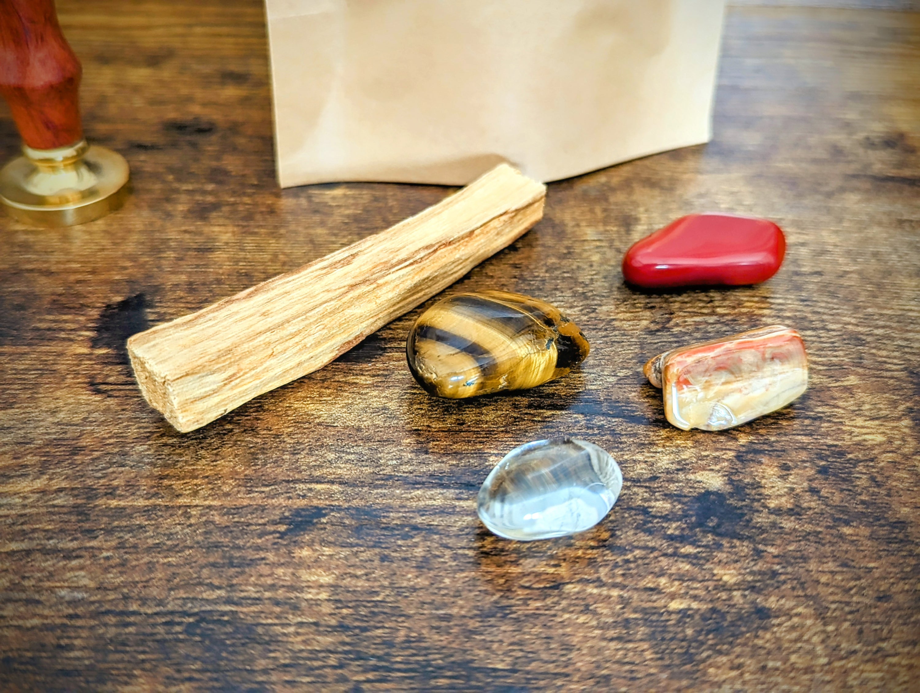 Kit litho: Nouveau départ avec pierres naturelles comme Citrine, Œil de tigre, Bois fossile, Jaspe rouge et bracelet en Quartz fumé.