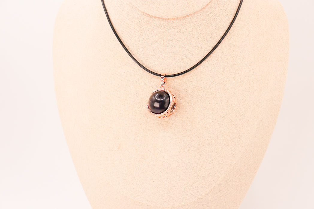 Pendentif Boule Lune en Améthyste, élégant et protecteur, en acier inoxydable doré.