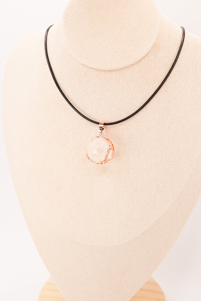 Pendentif Boule Lune en Cristal de roche, élégant et protecteur, en acier inoxydable doré.