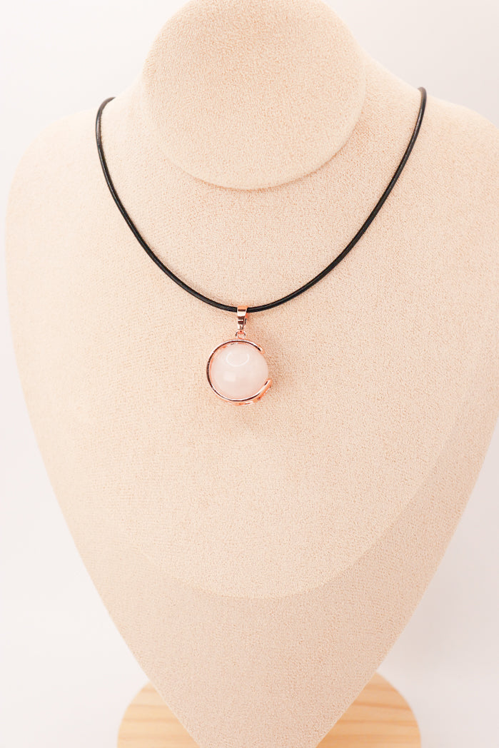 Pendentif Boule Lune en Quartz rose, élégant et protecteur, en acier inoxydable doré.