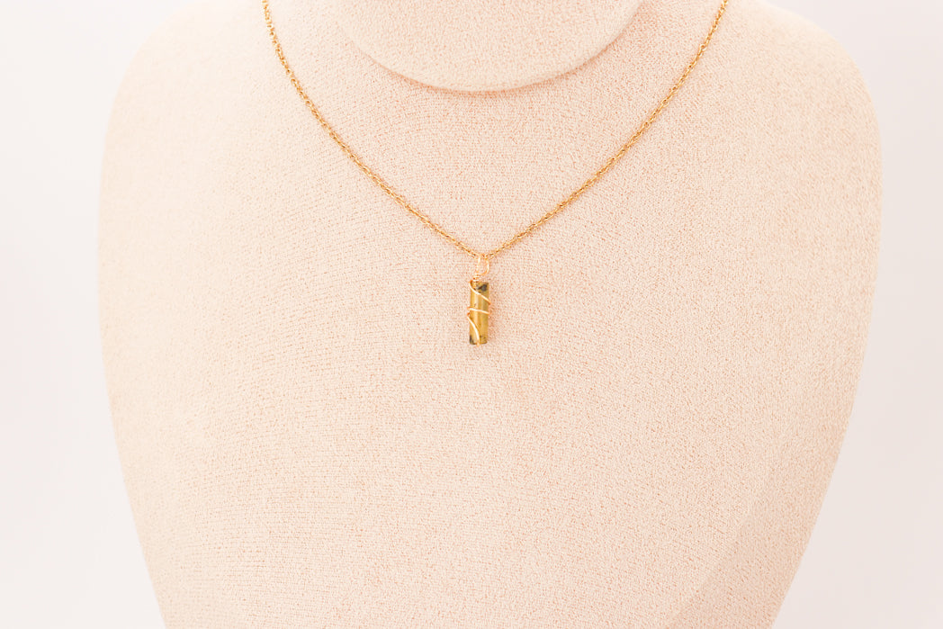 Pendentif Charms en Jade avec design de fleurs de printemps, en cuivre plaqué or, élégant et symbolique.