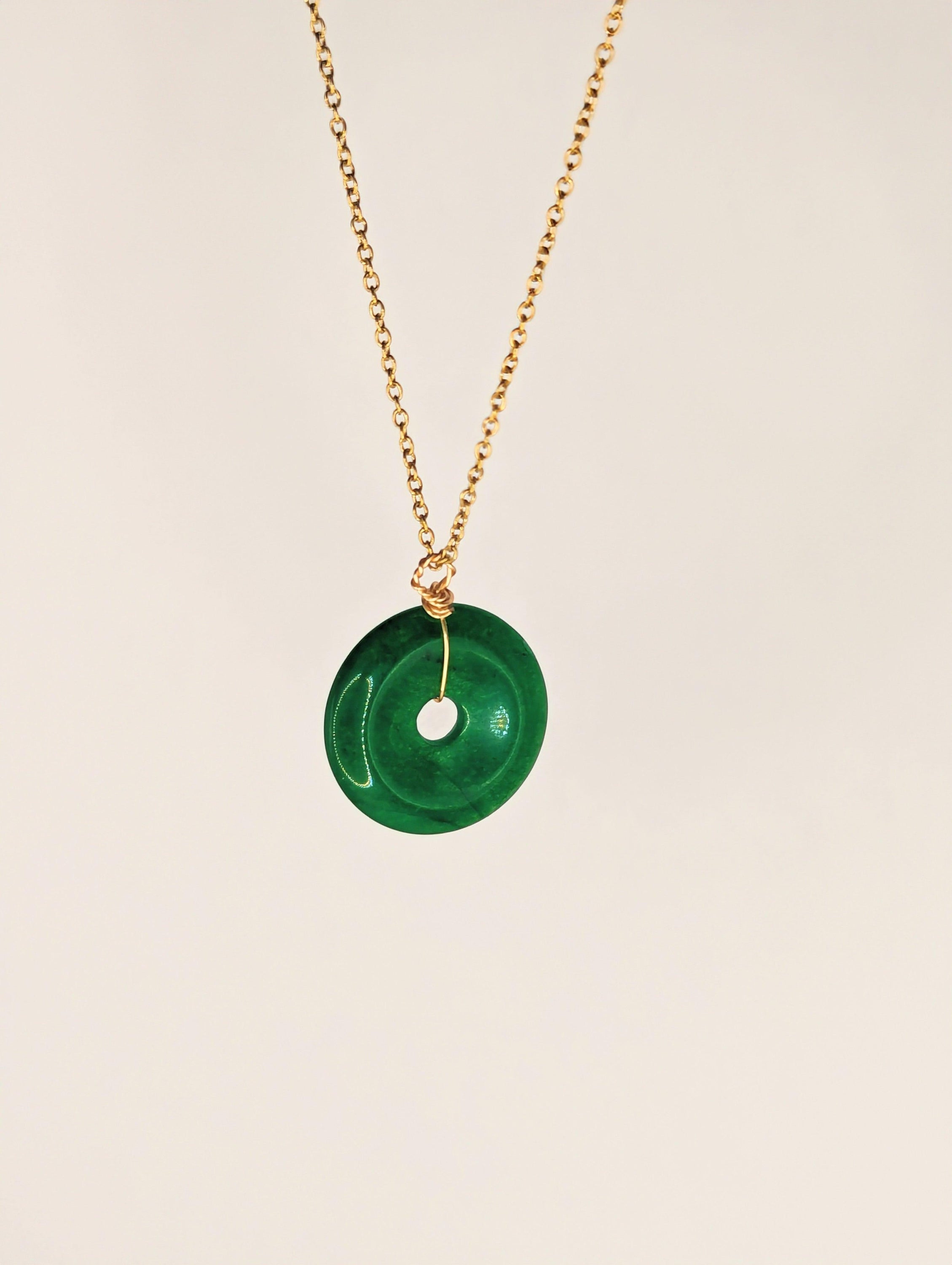 Pendentif Donut en Jade de Malaisie avec fil de cuivre plaqué or 18k, élégant et naturel.