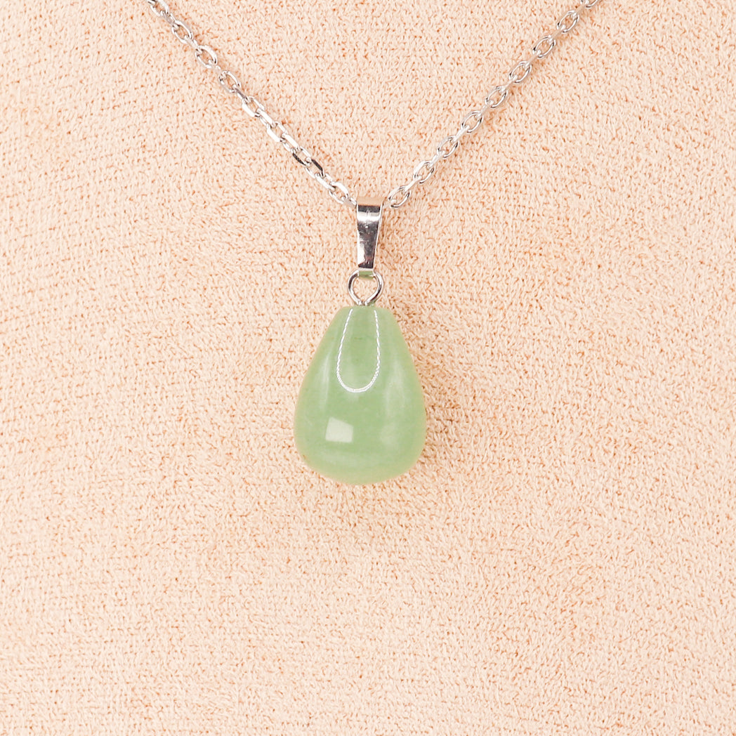 Pendentif en aventurine verte en forme de goutte, élégant et naturel, suspendu à un cordon en cuir.