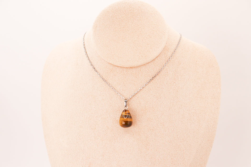 Pendentif goutte en Oeil de tigre en acier inoxydable doré, élégant et protecteur, mesurant 27x25x1mm.