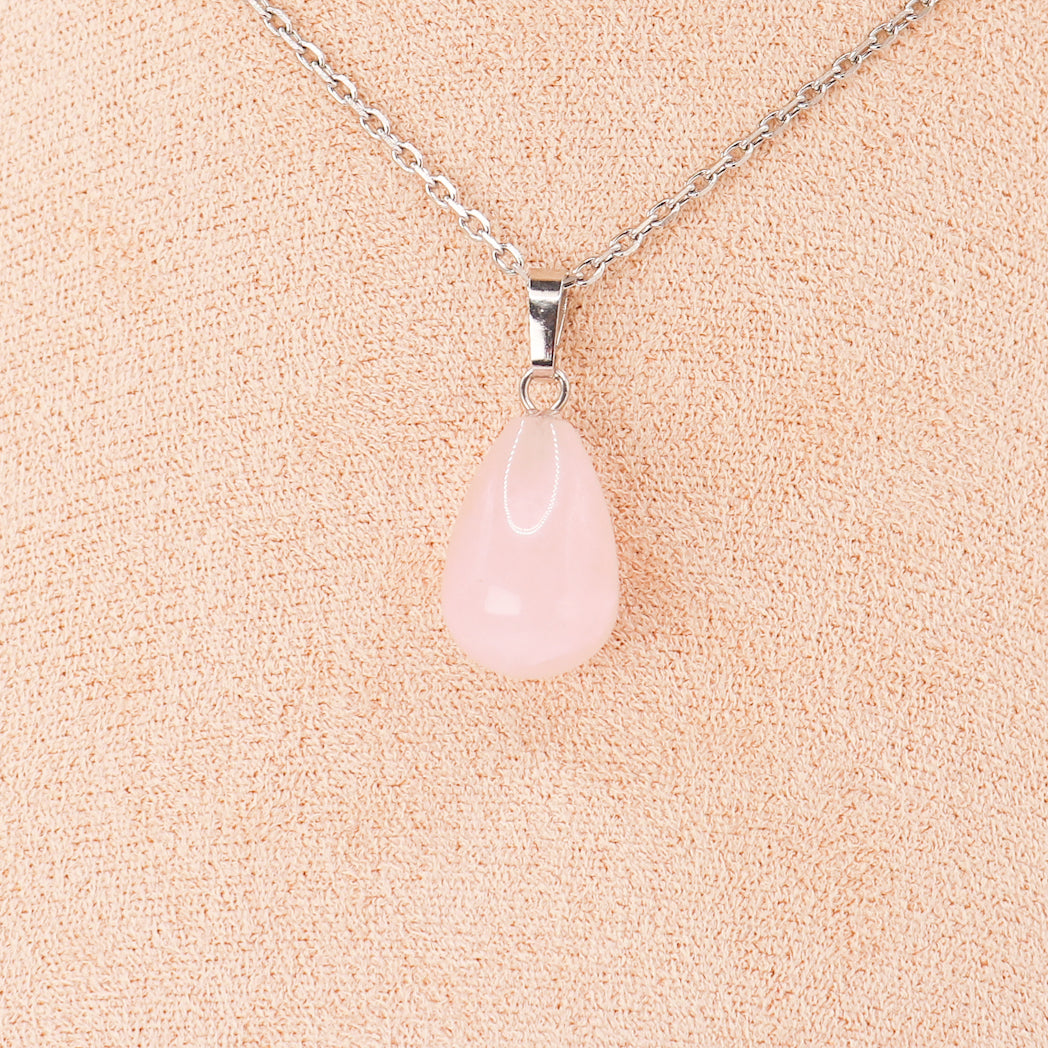 Pendentif goutte en quartz rose sur cordon cuir, élégant et délicat, parfait pour un style raffiné.