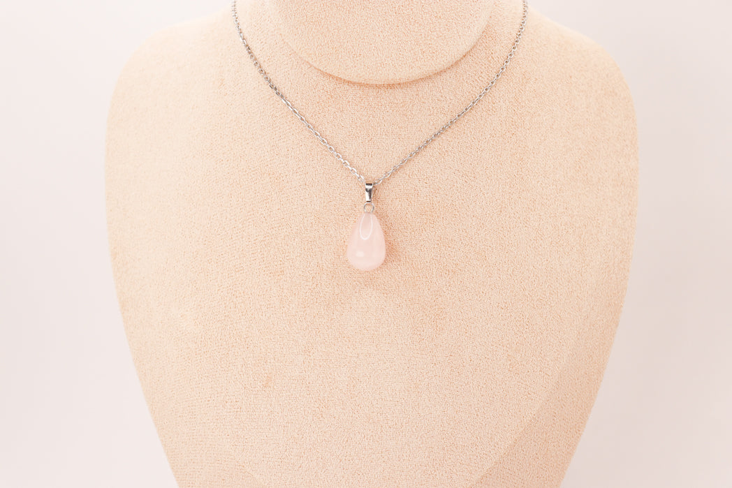 Pendentif goutte en Quartz rose en acier inoxydable doré, élégant et protecteur.