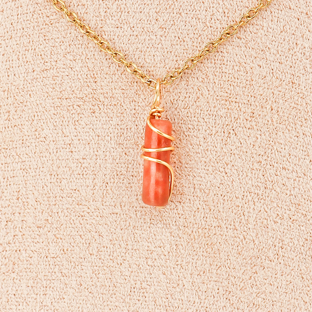 Pendentif en jade 'Fleurs de prunier' avec mini piliers, cordon cuir et fermoir inoxydable, élégant et unique.