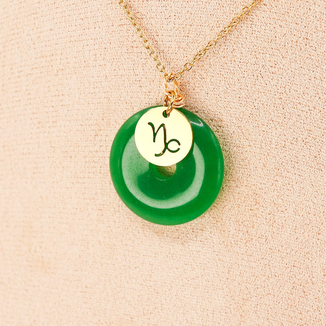 Pendentif donut en jade naturel avec charm représentant un signe astrologique, en cuivre plaqué Or 18k.