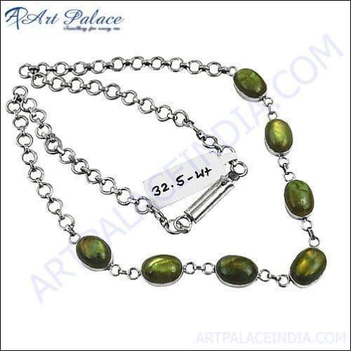 A beautiful 925 silver necklace featuring loose labradorite gemstones with iridescent colors, showcasing elegance and craftsmanship.