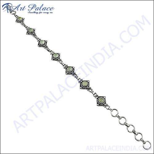 A beautifully crafted 925 sterling silver bracelet featuring a stunning chalcedony gemstone, showcasing elegance and sophistication.