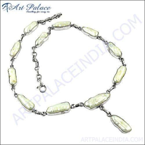 A stunning 925 sterling silver necklace featuring genuine pearls, showcasing elegance and sophistication in design.