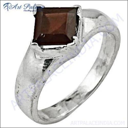 Elegant 925 sterling silver ring featuring a square garnet gemstone, showcasing its intricate design and craftsmanship.