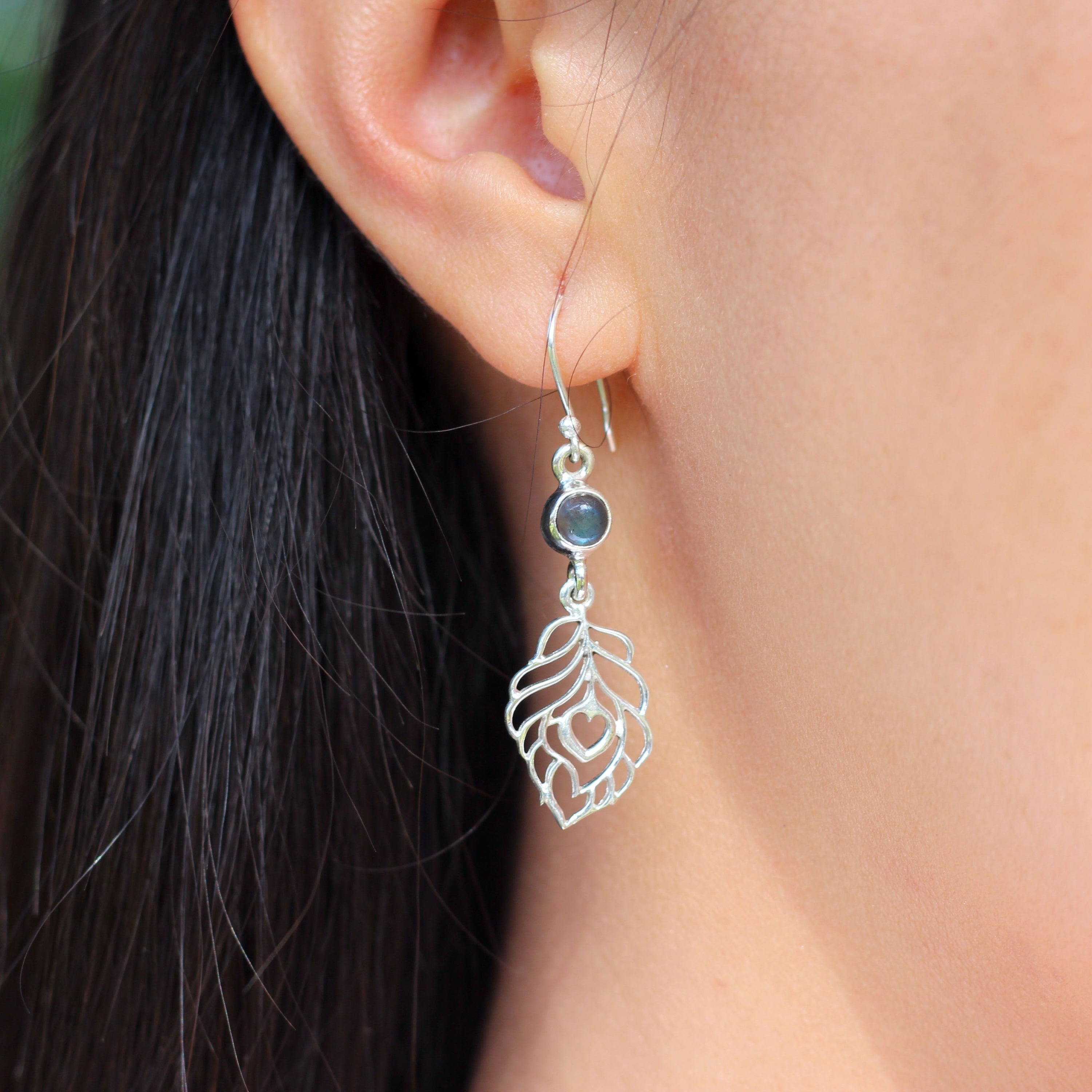 Boucles d'oreilles en labradorite naturelle avec des détails en argent 925, élégantes et mystiques.