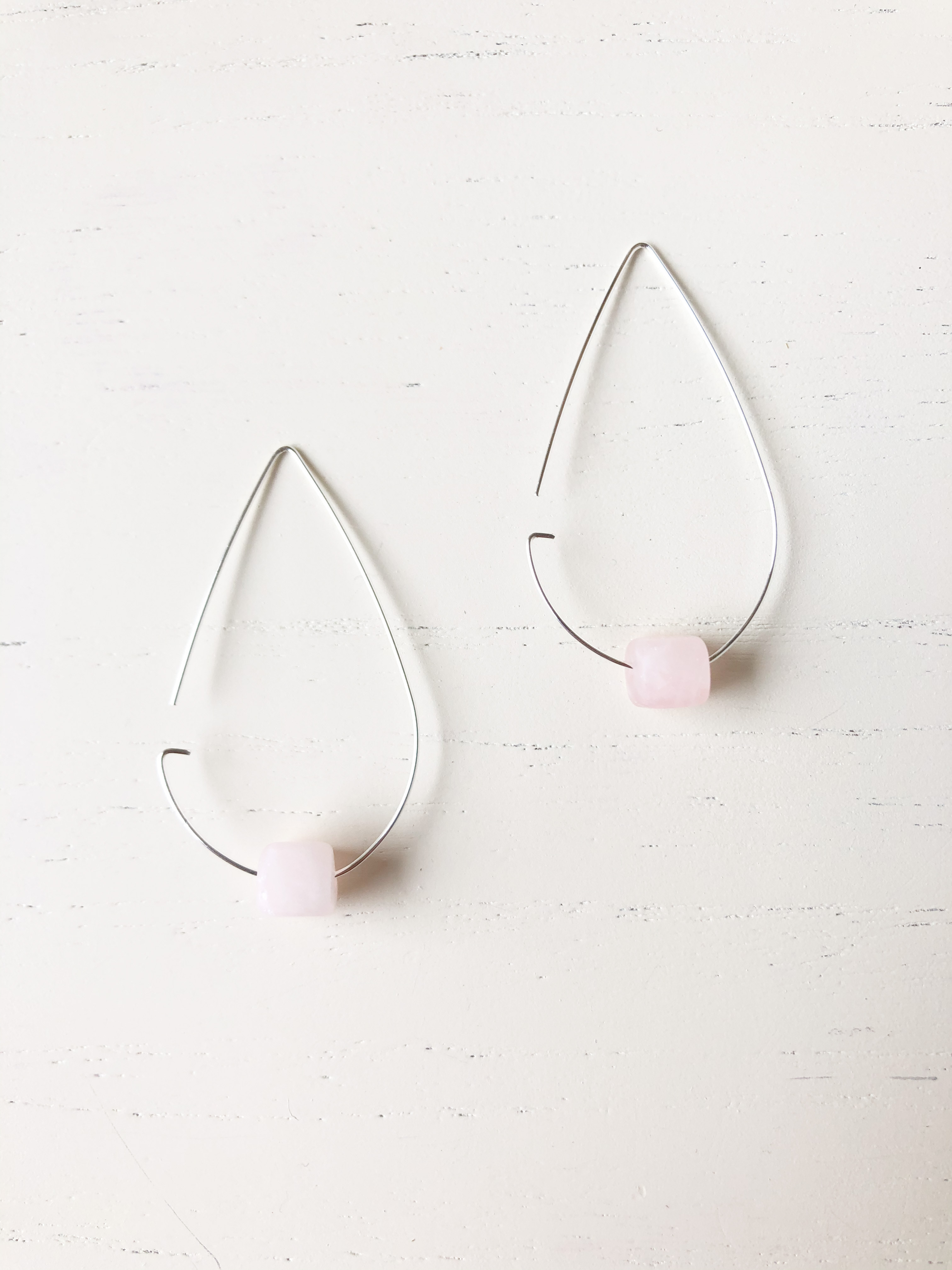 Brass tear drop threader earrings featuring rose quartz stones, elegantly designed for stylish wear.