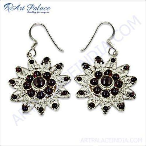 Cute flower-shaped silver earrings featuring garnet gemstones, showcasing elegance and craftsmanship.