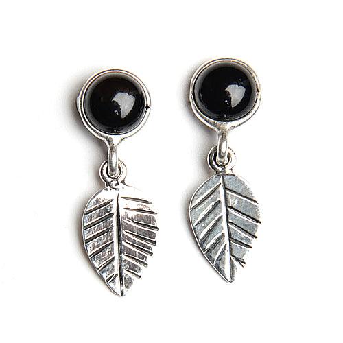 Elegant black onyx stud earrings set in 925 silver featuring a unique leaf design, perfect for any occasion.